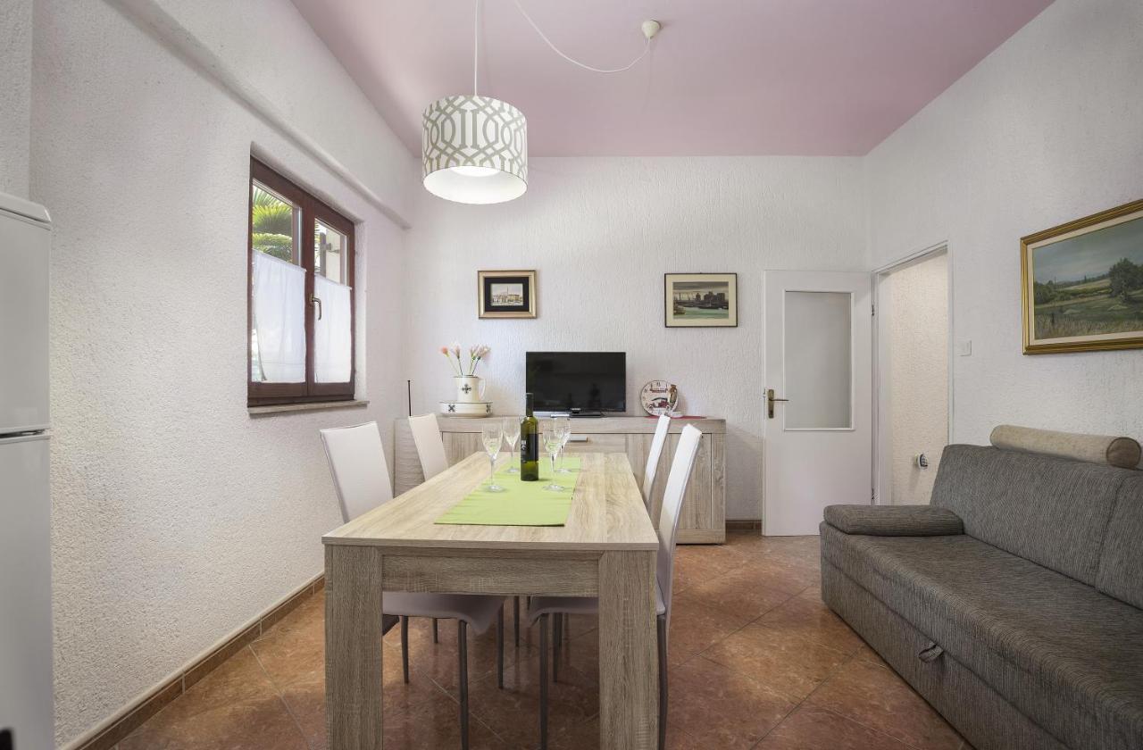Karmelo Appartment Davorka Rovigno Esterno foto