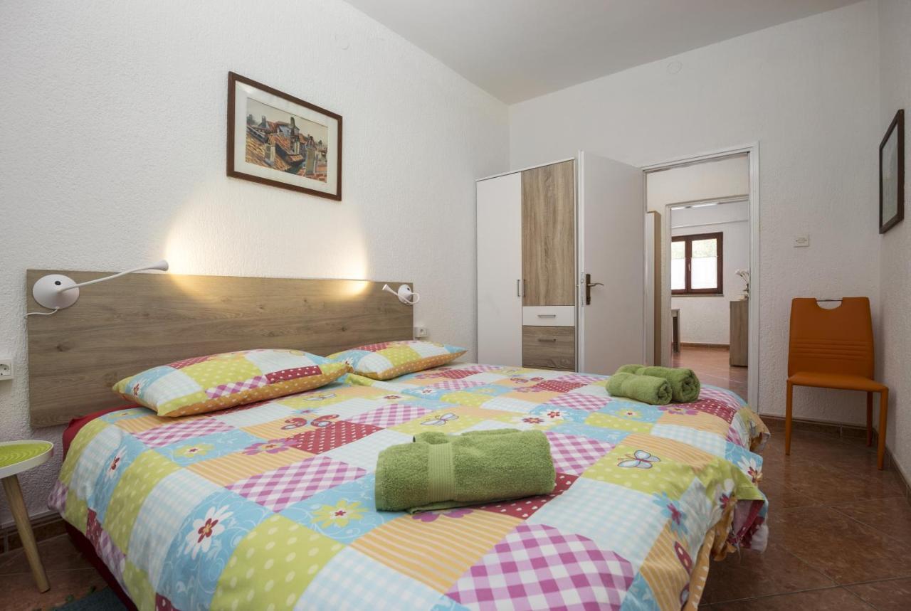 Karmelo Appartment Davorka Rovigno Esterno foto