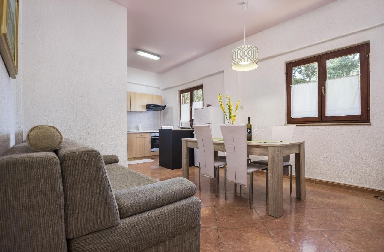 Karmelo Appartment Davorka Rovigno Esterno foto